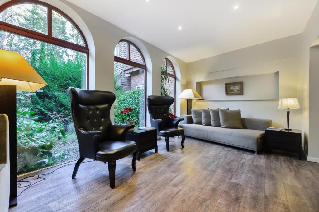 Coach House Villa Woking Exterior foto